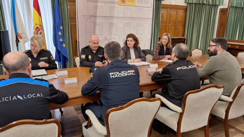 María Rivas preside la reunión operativa de mandos policiales para garantizar la seguridad en el entorno del estadio de Riazor este domingo 

