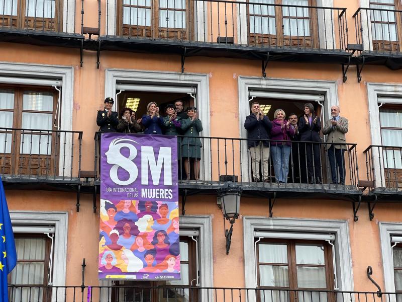 Milagros Tolón despliega la pancarta del 8M en la Delegación del Gobierno “para que no se nos olvide que somos feministas”