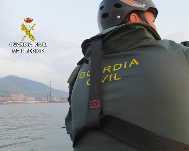 La Guardia Civil rescata a cuatro tripulantes de una embarcación encallada en una zona de rocas del muelle Churruca en Santurtzi