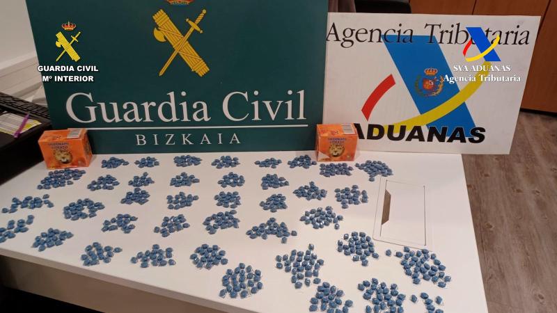 La Guardia Civil y la Agencia Tributaria intervienen en cuatro actuaciones diferentes, 2.703 pastillas de sildenafilo en el aeropuerto de Bilbao