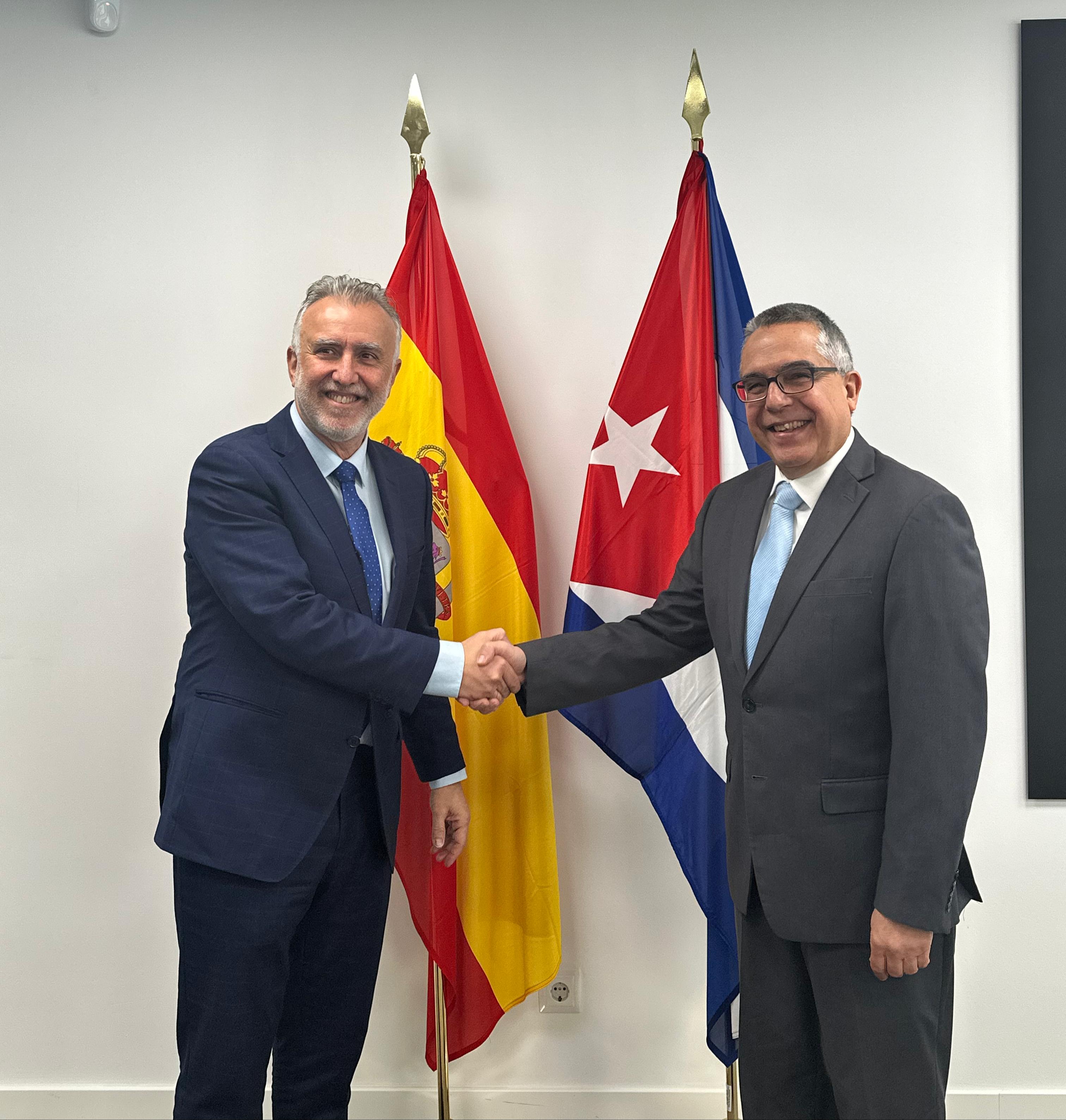 El ministro traslada al embajador de Cuba la ampliación del plazo para que los descendientes del exilio obtengan la nacionalidad española
