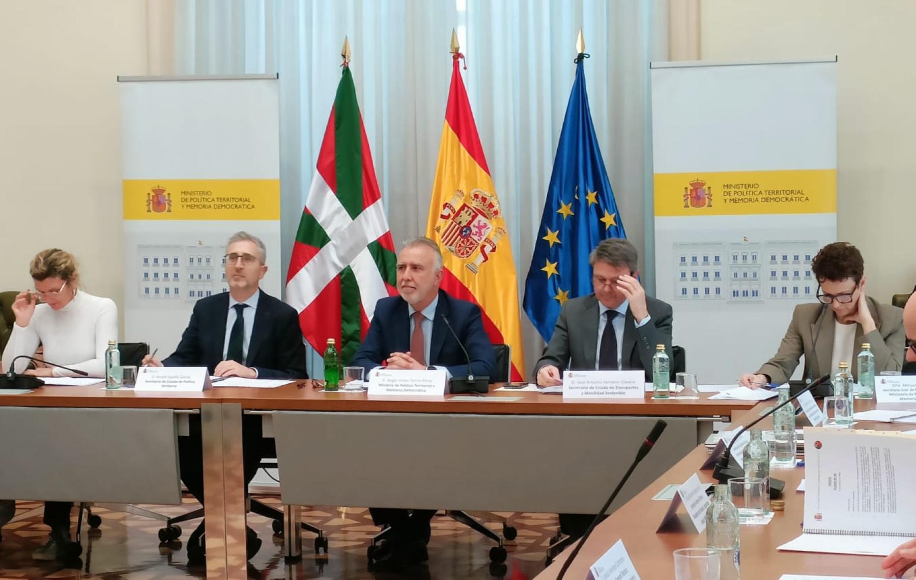 La Comisión Mixta de Transferencias ratifica los acuerdos de traspaso de competencias al País Vasco de cercanías, homologación de títulos e integración social internacional